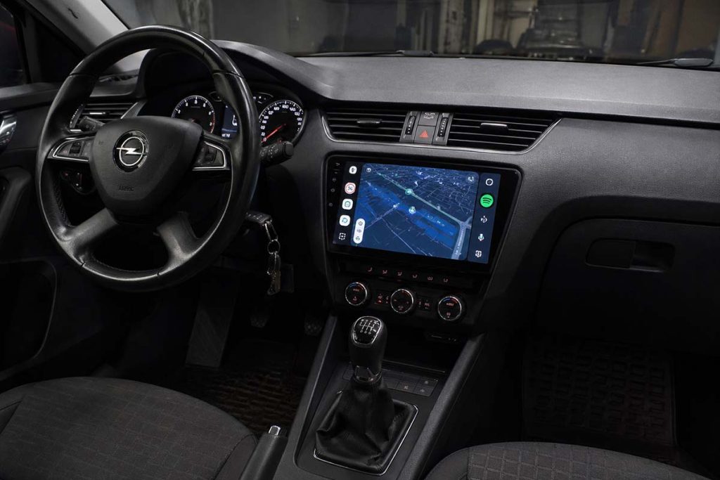 Cum transformi complet interiorul mașinii cu o navigație Android