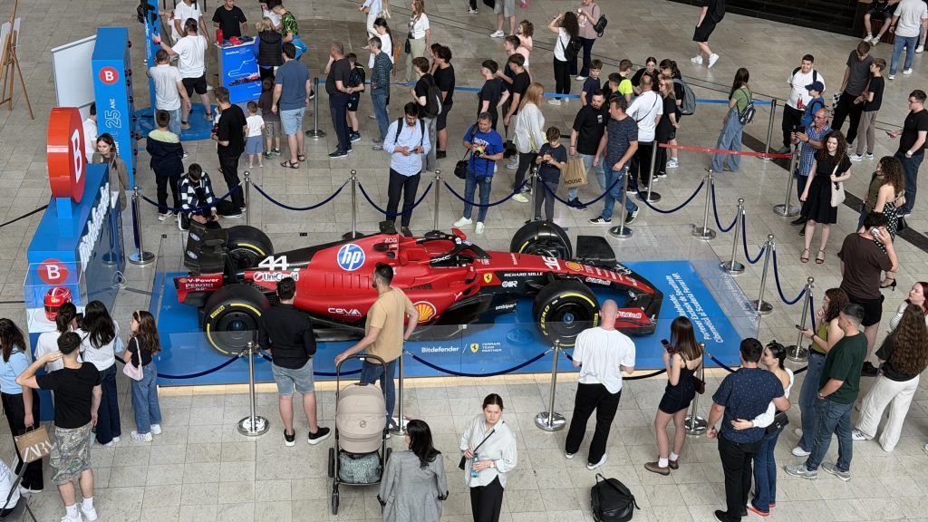 Monopostul Scuderia Ferrari HP a ajuns la Iași prin Bitdefender. România devine o destinație cheie pentru fanii Formula 1