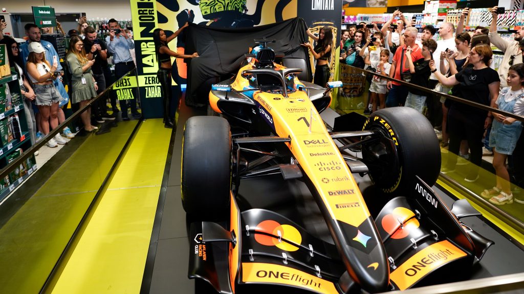 Monopostul McLaren al lui Lando Norris a parcat direct la Kaufland Barbu Văcărescu din București